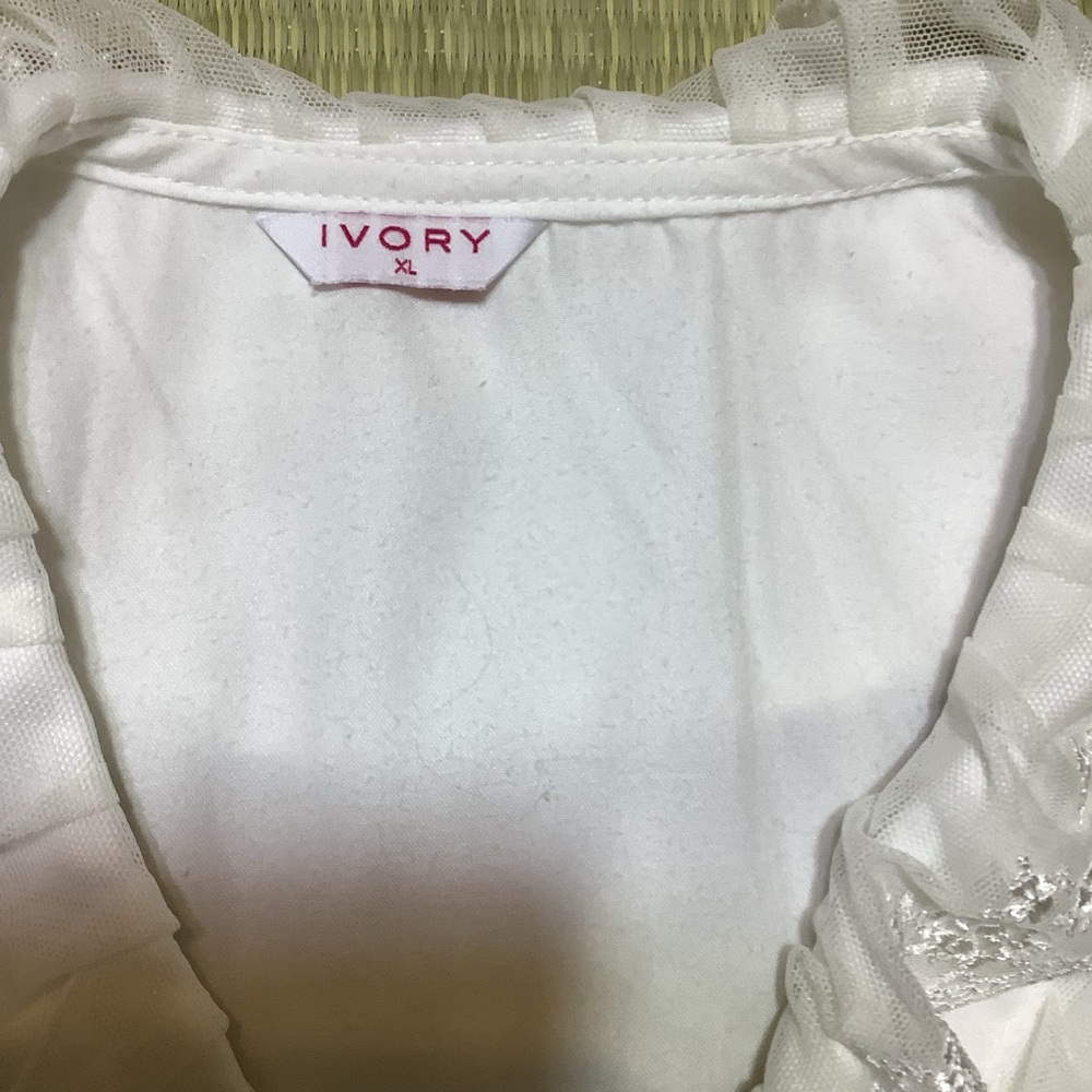 Elegant White Lace Nightgown - Picture 3 of 10